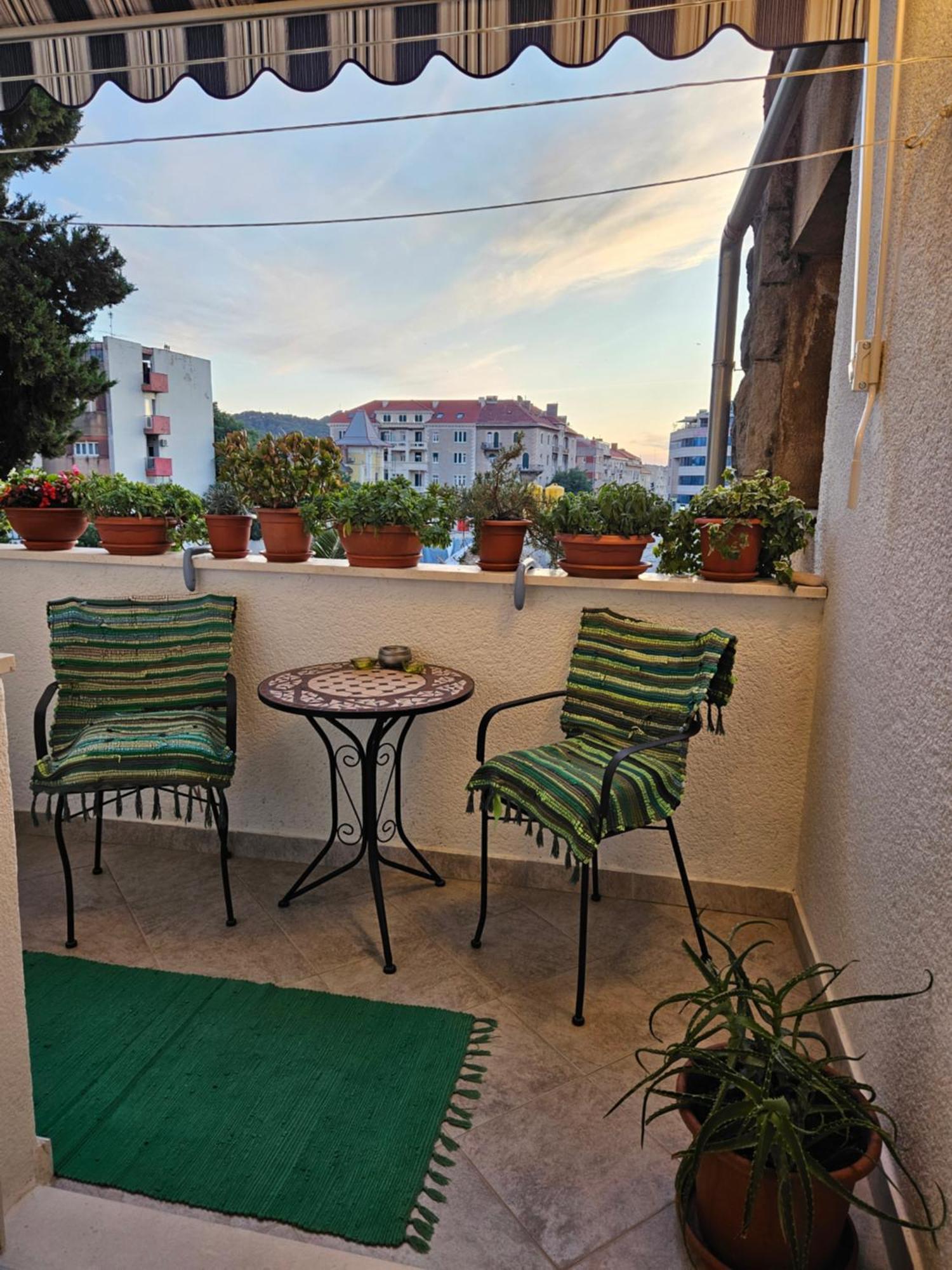 Apartment With Balcony Red Rose Split Exterior photo